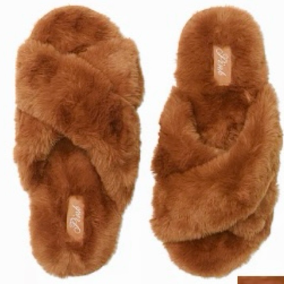 🆕🔥 pink by Victoria’s Secret, super cute faux fur plush slip on for the house - Picture 3 of 3